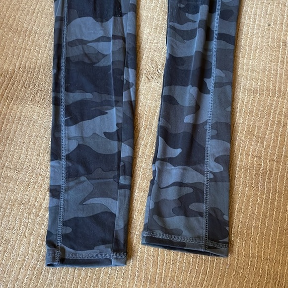 Wild Fable camo leggings - Picture 2 of 5